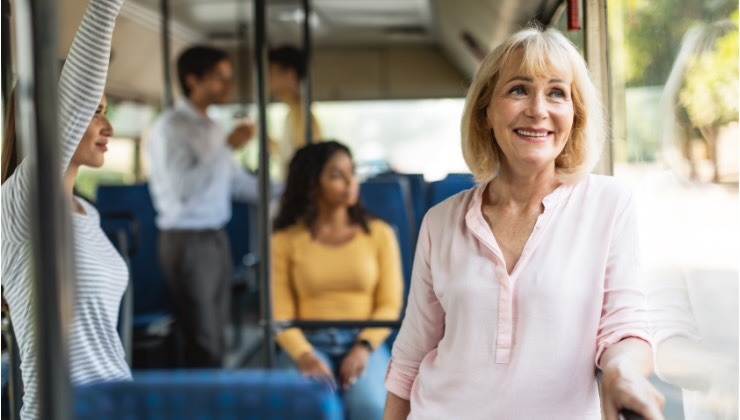 Anziani: come viaggiare gratis su mezzi pubblici